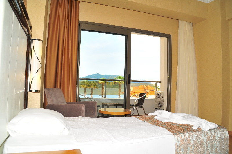 โกลเดน ร็อค บีช Hotel มาร์มาริส ภายนอก รูปภาพ